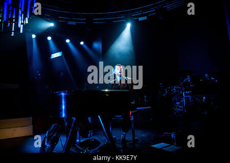 Milan, Italie. 28 nov, 2017. de l'anglais duo pop synthétique fait mal représenté sur scène comme ils vivent à effectuer fabrique milan Italie. crédit : Roberto finizio/pacific press/Alamy live news Banque D'Images