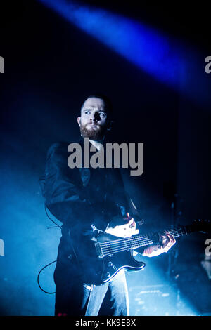 Milan, Italie. 28 nov, 2017. Adam Anderson de la duo pop synthétique fait mal représenté sur scène comme ils vivent à effectuer fabrique milan Italie. crédit : Roberto finizio/pacific press/Alamy live news Banque D'Images