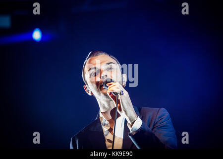 Milan, Italie. 28 nov, 2017. theo hutchcraft du duo pop synthé anglais fait mal représenté sur scène comme ils vivent à effectuer fabrique milan Italie. crédit : Roberto finizio/pacific press/Alamy live news Banque D'Images