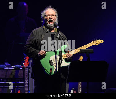 BETHEL, NY - 09 JUILLET : Walter Becker et Donald Fagen de Steely Dan se produisent au Bethel Woods Art Center le 24 mai 2015 à Bethel, New York. Personnes : Walter Becker T. Banque D'Images