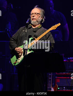 BETHEL, NY - 09 JUILLET : Walter Becker et Donald Fagen de Steely Dan se produisent au Bethel Woods Art Center le 24 mai 2015 à Bethel, New York. Personnes : Walter Becker T. Banque D'Images