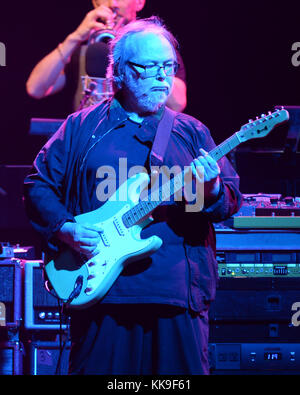 BETHEL, NY - 09 JUILLET : Walter Becker et Donald Fagen de Steely Dan se produisent au Bethel Woods Art Center le 24 mai 2015 à Bethel, New York. Personnes : Walter Becker T. Banque D'Images