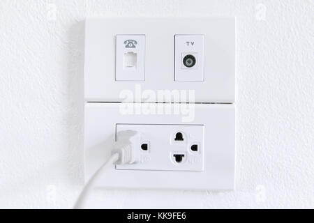 Bouchons blanc électrique sur fond blanc,mur intérieur de sortie, de l'intérieur prise électrique à l'intérieur de l'électricité prise,accueil Banque D'Images