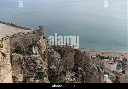 Alicante, Espagne 19 octobre 2017 : les touristes visitant le château de Santa Barbara de la ville d'alicante Banque D'Images