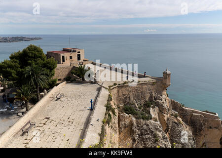 Alicante, Espagne 19 octobre 2017 : les touristes visitant le château de Santa Barbara de la ville d'alicante Banque D'Images