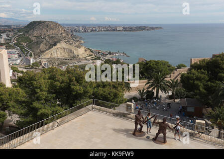 Alicante, Espagne 19 octobre 2017 : les touristes visitant le château de Santa Barbara de la ville d'alicante Banque D'Images