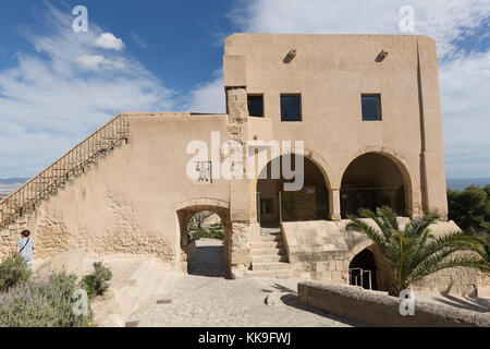 Alicante, Espagne 19 octobre 2017 : les touristes visitant le château de Santa Barbara de la ville d'alicante Banque D'Images