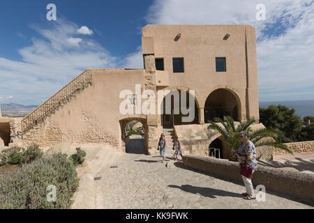 Alicante, Espagne 19 octobre 2017 : les touristes visitant le château de Santa Barbara de la ville d'alicante Banque D'Images