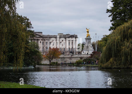 Buckingham Palace vue depuis St James Park à Londres Banque D'Images