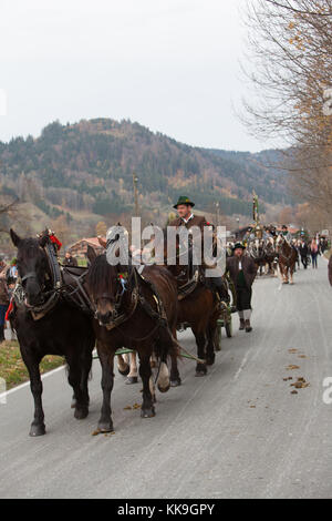Schliersee, Bavaria - 5 novembre, 2017 : chaque année le 1er dimanche de novembre, le cheval idyllique procession, nommé leonhardi à schliersee Bavière Banque D'Images
