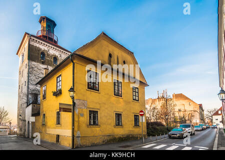 Vue panoramique sur la tour Lotrscak en plein centre-ville de Zagreb, en Croatie spot touristique populaire, l'Europe. Banque D'Images