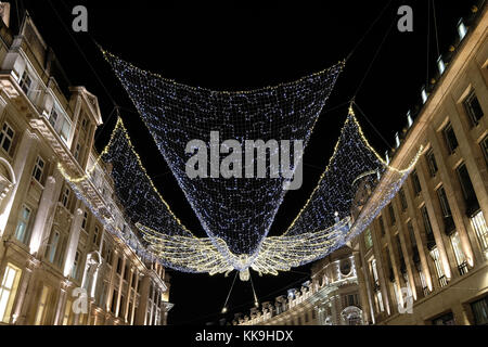 Ange de Noël lumières dans Regent Street London uk. vu d'un niveau de la rue la nuit. Banque D'Images