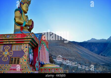 Également connu sous le nom de monastère de Diskit deskit gompa ou diskit gompa est le plus ancien et le plus grand monastère bouddhiste dans la vallée de Nubra du Ladakh, Inde Banque D'Images