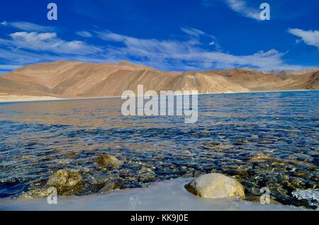 Pangong Tso,est un lac de l'himalaya, situé à une hauteur d'environ 4 350 m (14 270 ft). Il est de 134 km (83 mi) de long et s'étend de l'Inde à la Chine. Banque D'Images