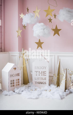 Décoration nouvel an. Petites maisons de noël.fond de noël avec maison blanche, flocons, étoiles, guirlandes et décorations de Noël. Banque D'Images