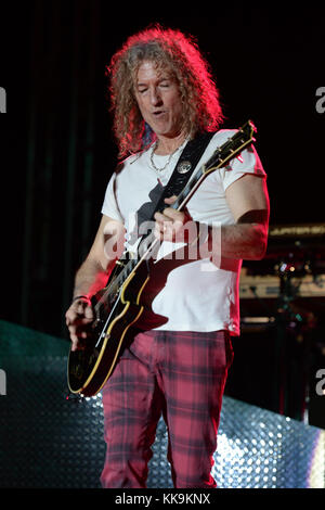 Miami, Floride - le 12 mars : Bruce Watson de foreigner effectue au magic city casino le 12 mars 2016 à Miami, Floride personnes : Bruce Watson Banque D'Images