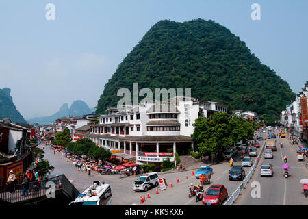 Rue de l'ouest (à gauche) et la rue Main, à Yangshuo, Chine. Banque D'Images