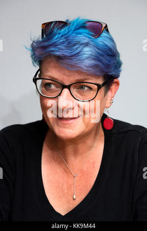 Femme d'âge moyen avec les cheveux teints en bleu Banque D'Images