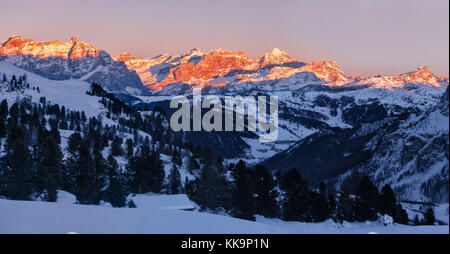 Panorama des Dolomites Fanis, coucher du soleil sur le Tyrol du Sud, Italie Banque D'Images