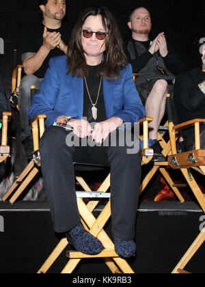 HOLLYWOOD, CA - 12 MAI : (de gauche à droite) Ozzy Osbourne, Sharon Osbourne et Corey Taylor assistent à la conférence de presse d'annonce spéciale d'Ozzy Osbourne et Corey Taylor le 12 mai 2016 à Hollywood, Californie personnes : Ozzy Osbourne Banque D'Images