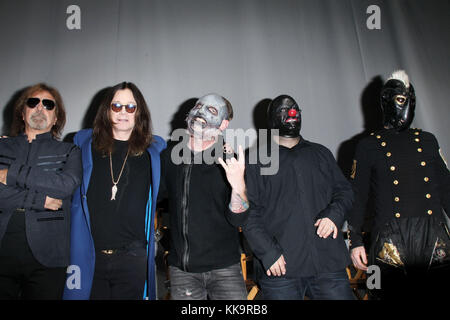 HOLLYWOOD, CA - 12 MAI : (de gauche à droite) Ozzy Osbourne, Sharon Osbourne et Corey Taylor assistent à la conférence de presse d'annonce spéciale d'Ozzy Osbourne et Corey Taylor le 12 mai 2016 à Hollywood, Californie personnes : Slipknot, Ozzy Osbourne Banque D'Images