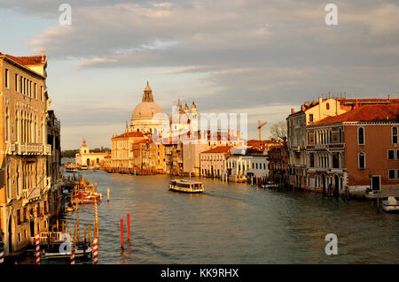 Vue du grand canal, Venise pont du milieu universitaire Banque D'Images