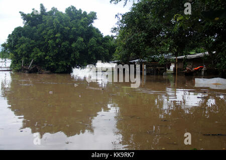 Surakarta, Indonésie. 29 nov, 2017. inondations se sont produites à Hochiminh ville du centre de Java, Indonésie. Le déluge a noyé la chambre et fait les habitants d'évacuer dans un endroit plus sûr. en ce moment cyclone cempaka frappé en Indonésie. cempaka ont entraîné des inondations et des glissements de terrain dans certaines régions, comme pacitan, jogja, klaten, surakarta et wonogiri. le cyclone de la gauche de l'océan indien 11 morts et des milliers d'évacués vers un lieu plus sûr. crédit : arief setiadi/pacific press/Alamy live news Banque D'Images