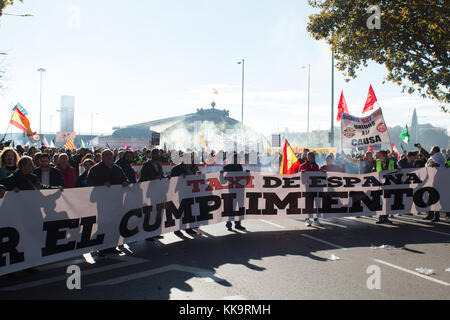 Madrid, Espagne. 29 nov, 2017. Le chef de la mars. Des dizaines de milliers mars contre les taxis privés. crédit : Jorge Gonzalez/pacific press/Alamy live news Banque D'Images