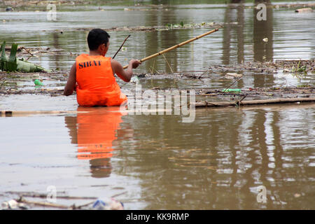 Surakarta, Indonésie. 29 nov, 2017. inondations se sont produites à Hochiminh ville du centre de Java, Indonésie. Le déluge a noyé la chambre et fait les habitants d'évacuer dans un endroit plus sûr. en ce moment cyclone cempaka frappé en Indonésie. cempaka ont entraîné des inondations et des glissements de terrain dans certaines régions, comme pacitan, jogja, klaten, surakarta et wonogiri. le cyclone de la gauche de l'océan indien 11 morts et des milliers d'évacués vers un lieu plus sûr. crédit : arief setiadi/pacific press/Alamy live news Banque D'Images