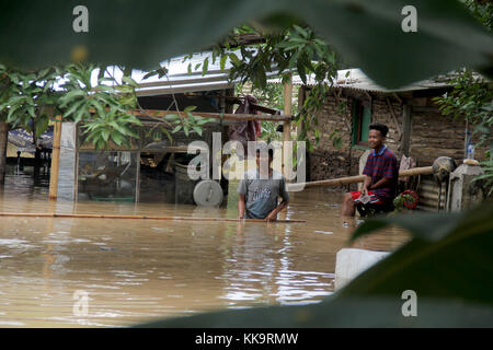 Surakarta, Indonésie. 29 nov, 2017. inondations se sont produites à Hochiminh ville du centre de Java, Indonésie. Le déluge a noyé la chambre et fait les habitants d'évacuer dans un endroit plus sûr. en ce moment cyclone cempaka frappé en Indonésie. cempaka ont entraîné des inondations et des glissements de terrain dans certaines régions, comme pacitan, jogja, klaten, surakarta et wonogiri. le cyclone de la gauche de l'océan indien 11 morts et des milliers d'évacués vers un lieu plus sûr. crédit : arief setiadi/pacific press/Alamy live news Banque D'Images