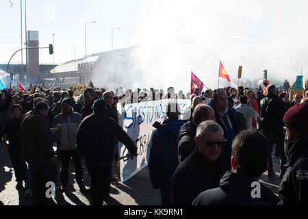 Madrid, Espagne. 29 nov, 2017. un moment de la mars. Des dizaines de milliers mars contre les taxis privés. crédit : Jorge Gonzalez/pacific press/Alamy live news Banque D'Images