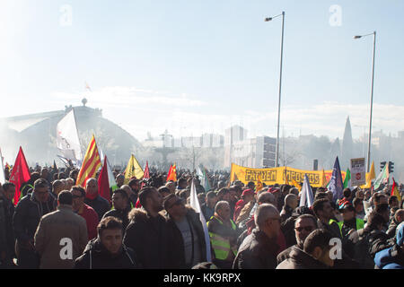 Madrid, Espagne. 29 nov, 2017. Des milliers de personnes. mars mars des dizaines de milliers contre les taxis privés. crédit : Jorge Gonzalez/pacific press/Alamy live news Banque D'Images