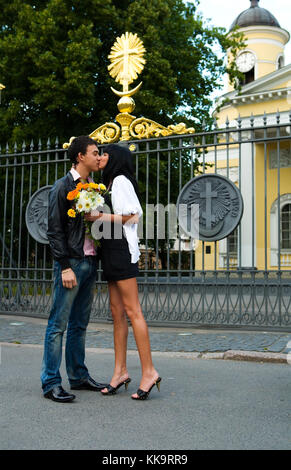 Jeune couple sur date,les baisers, St.Petersburg, Russie Banque D'Images