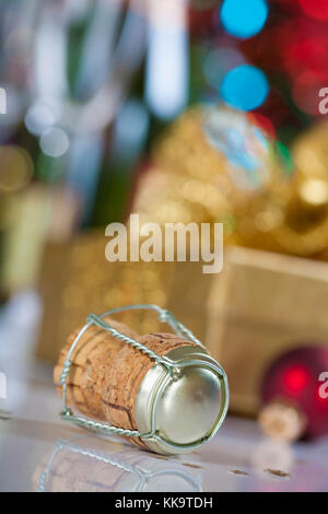 Bouchon de champagne sur fond d'arbre de Noël Banque D'Images