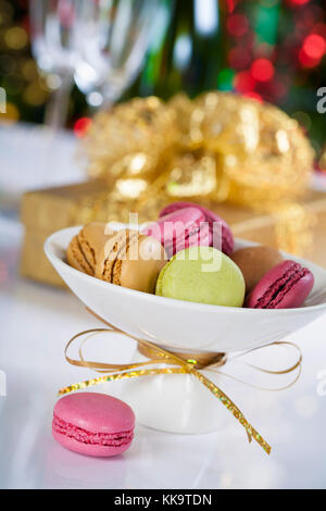 Macarons colorés sur fond d'arbre de Noël Banque D'Images