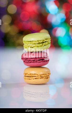 Macarons colorés dans une plaque sur fond blanc Banque D'Images