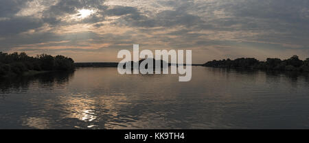 Vue panoramique de coucher du soleil sur le fleuve Zambèze en Zambie Banque D'Images