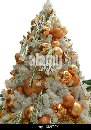 Portrait d'un grand arbre de Noël décoré plein d'ornements d'or et d'argent Banque D'Images