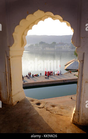 Le lac sacré de Pushkar est entouré de temples et ghats baignade,Rajasthan, Inde Banque D'Images