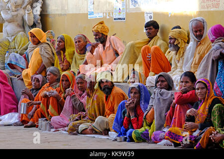 Saints hommes hindous et les pèlerins à l'extérieur d'un temple à Pushkar, Rajasthan, Inde Banque D'Images