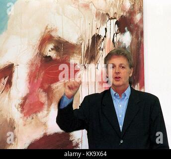 Ancien beatle Paul McCartney lors du vernissage de sa première exposition, photographiée le 30 avril 1999, Westphalie, Siegen. | utilisation dans le monde entier Banque D'Images