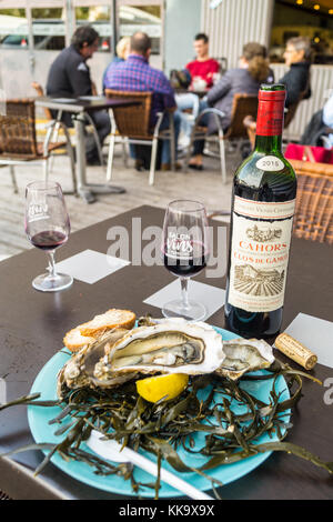 Une plaque d'huîtres Vendée Atlantique et bouteille de Clos de Gamot Cahors malbec AOP vin rouge, Salon des Vins wine fair, Toulouse, Occitanie, France Banque D'Images