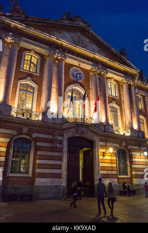 Place du Capitole, l'hôtel de ville la nuit, Toulouse, Haute-Garonne, Occitanie, France Banque D'Images