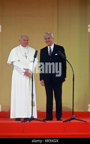 Le pape Jean-Paul II, à gauche, aux côtés du président fédéral Richard von Weizsäcker, après son arrivée à l'aéroport de Cologne-Bonn, le 30 avril 1987. | utilisation dans le monde entier Banque D'Images