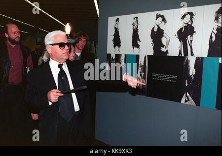 Le créateur de mode et photographe Karl Lagerfeld présente ses nouvelles œuvres après avoir reçu un prix culturel de la société allemande de photographie à Cologne (Rhénanie du Nord Westphalie, Allemagne) le 17 septembre 1999. Il a été récompensé pour son influence internationale sur la scène artistique. | utilisation dans le monde entier Banque D'Images