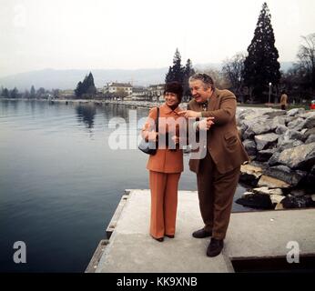 Peter Ustinov et sa troisième épouse Hélène d'aller marcher au bord du lac de Genève en février 1974. l'acteur est décédé à l'âge de 82 ans dans un hôpital près de genva le 28 mars 2004. Dans le monde d'utilisation | Banque D'Images