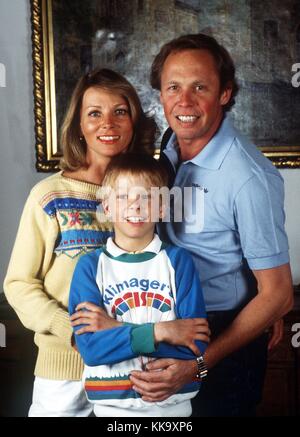 Chanteur et producteur de télévision allemande Peter Kraus avec sa famille le 30 avril 1982. Il a fêté son 65e anniversaire le 18 mars 1983. Il avait sa percée avec plusieurs chansons à succès dans les années 1950. Kraus vit avec sa femme 'près du lac de Lugano (Suisse). Son fils est un chanteur et sa fille est décédée du cancer en 2001. Dans le monde d'utilisation | Banque D'Images