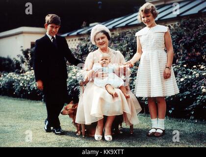 Reine Mère pose sur un banc de jardin aux côtés de ses petits-enfants, le Prince Charles et la Princesse Anne, le Prince Andrew, sans date. 'Reine mère' est mort dans sa résidence à Windsor le 30 mars 2002 'paisiblement dans son sommeil", âgé de 101. Dans le monde d'utilisation | Banque D'Images