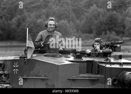 Bundeskanzler Helmut Kohl (CDU) winkt in einem Bundeswehrhemd und mit Kopfschützern aus der Luke eines Panzers vom Typ 'Leopard' BEI einem Truppenbesuch im Niedersächsischen Fallingbostel am 17.9,1986. | utilisation dans le monde entier Banque D'Images