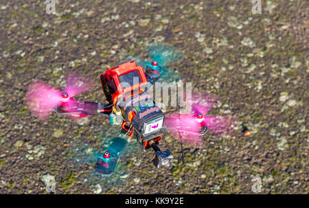 Petite main construit Drone en vol stationnaire près du sol. Banque D'Images